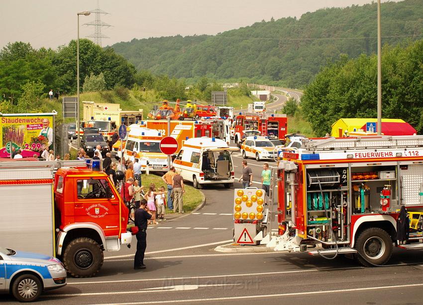 Schwerer Unfall mit Reisebus Lohmar Donrather Dreieck P170.JPG